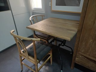 Mesa de madera y 2 sillas