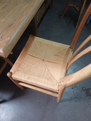 Mesa de madera y 2 sillas