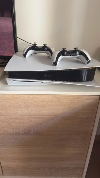 Playstation 5 con 2 mandos.
