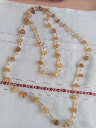 Collana lunga con pietre color miele