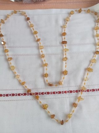 Collana lunga con pietre color miele