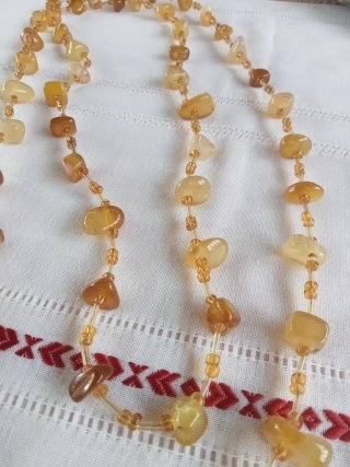 Collana lunga con pietre color miele