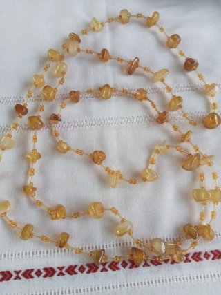 Collana lunga con pietre color miele