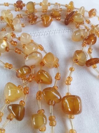 Collana lunga con pietre color miele