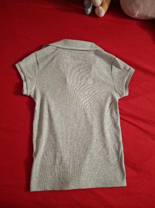 Polo gris con escote