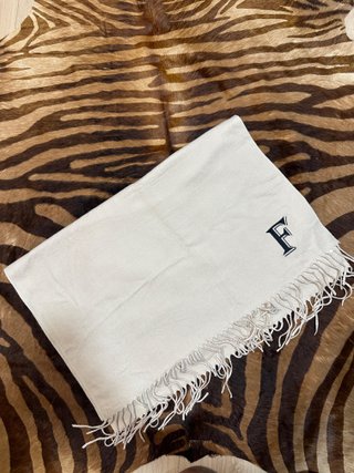 Bufanda beige con flecos y letra F
