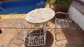 Mesa de mármol y 4 sillas de metal