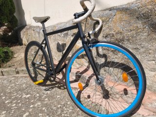 Bicicleta Fixie Negra Ruedas Azules
