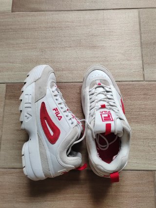 Zapatillas Fila Blancas con Detalles Rojos