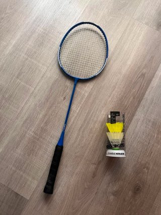 Raqueta de bádminton y 2 volantes