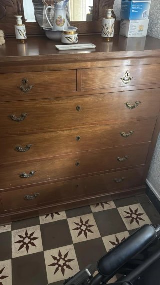 Mesa auxiliar antigua de madera