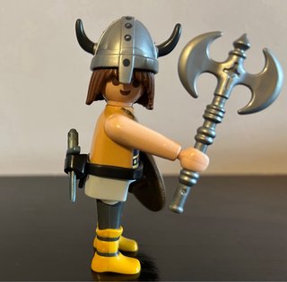 Playmobil Vikingo con Hacha y Escudo