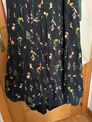 Vestido de verano con flores y volantes
