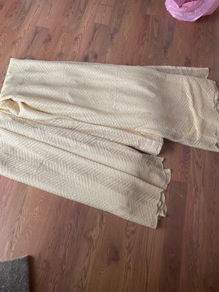 Cortinas crema con detalles dorados