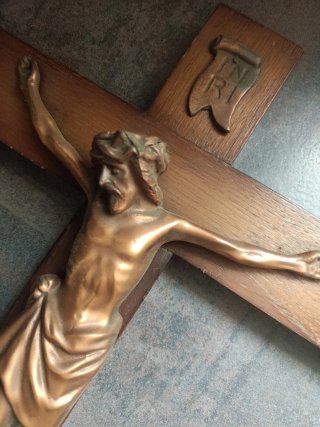 Crucifijo de madera con figura de Cristo