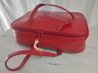 Maleta de piel roja brillante