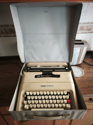 Máquina de escribir Olivetti Lettera 35