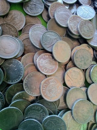 6 kilos de Monedas de 5 pesetas total 1050 unidade