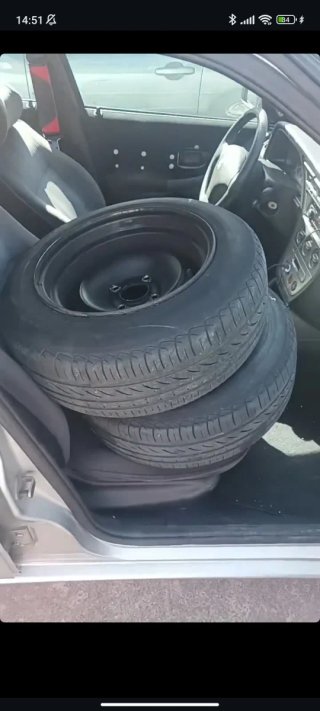 Llantas steelies con neumáticos