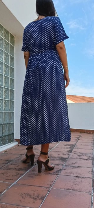 Vestido de verano azul con lunares