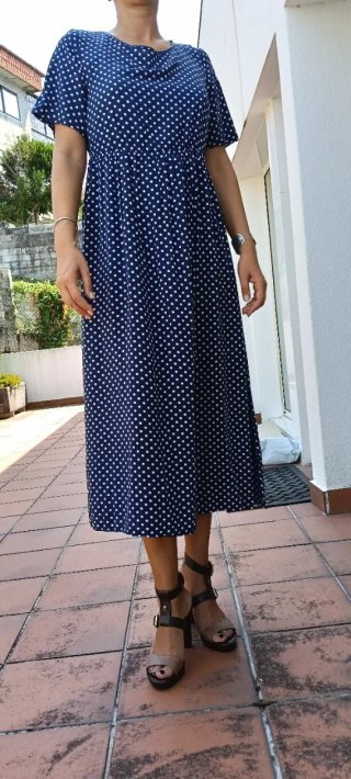 Vestido de verano azul con lunares