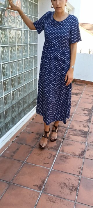Vestido de verano azul con lunares