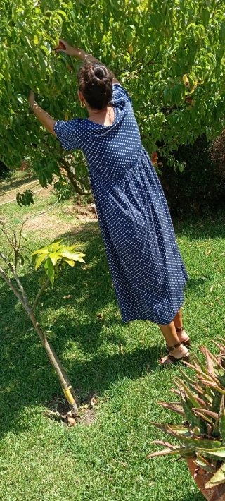 Vestido de verano azul con lunares