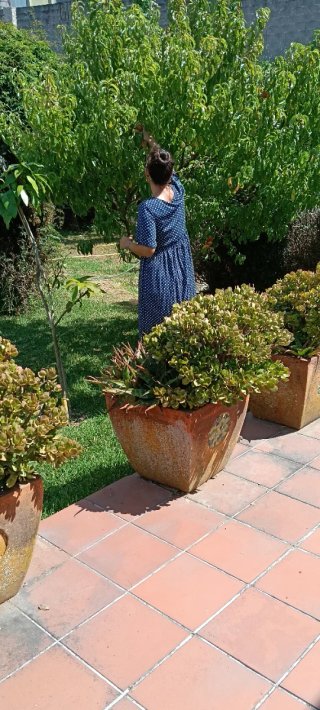Vestido de verano azul con lunares