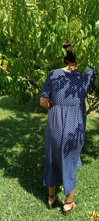 Vestido de verano azul con lunares