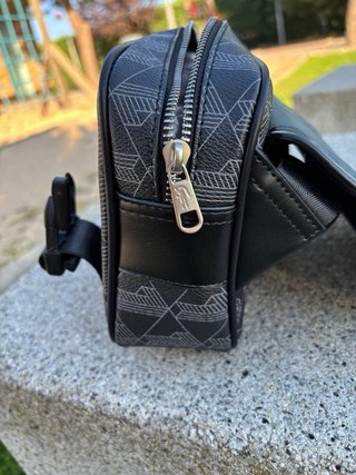 Bolso bandolera Lacoste negro y gris