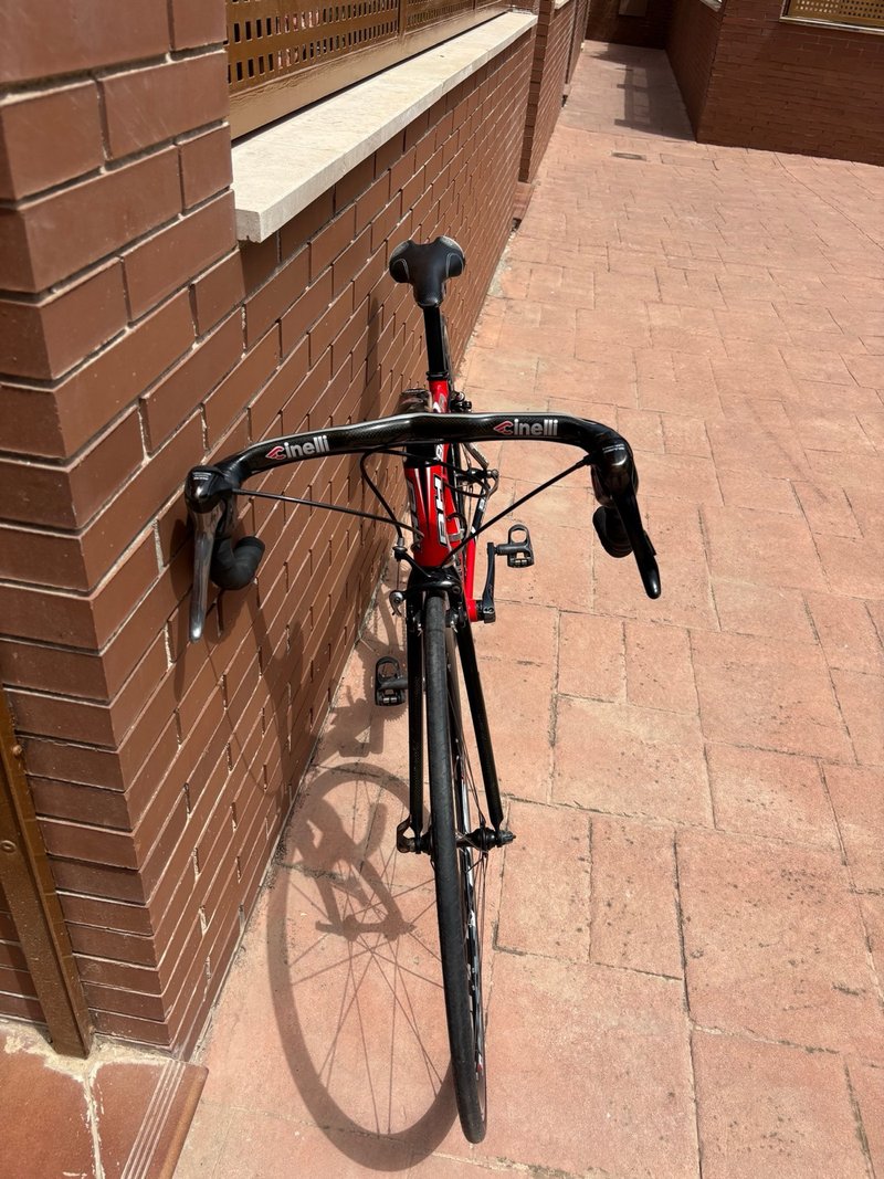 Bicicleta de carretera BH Roja
