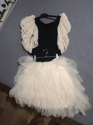Conjunto falda y top volantes beige/negro