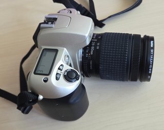 Cámara analógica Nikon F-60 con objetivo