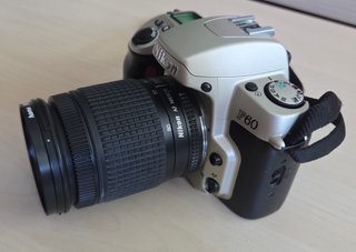 Cámara analógica Nikon F-60 con objetivo