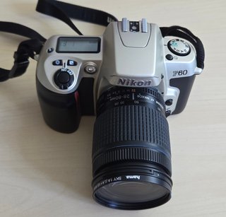 Cámara analógica Nikon F-60 con objetivo