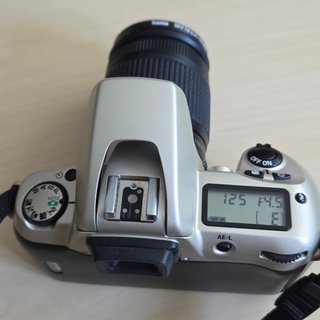Cámara analógica Nikon F-60 con objetivo