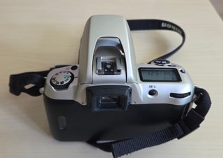 Cámara analógica Nikon F-60 con objetivo