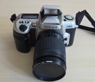 Cámara analógica Nikon F-60 con objetivo