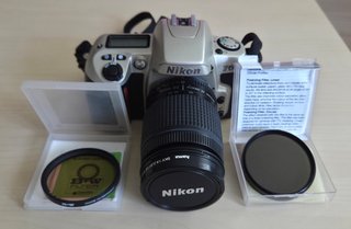 Cámara analógica Nikon F-60 con objetivo