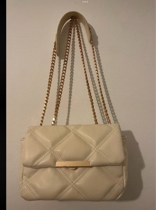 Bolso beige con cadena dorada