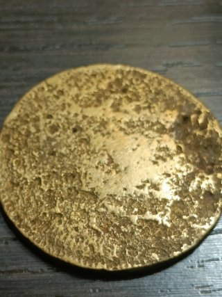 Vecchia moneta in bronzo con scatola