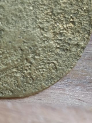 Vecchia moneta in bronzo con scatola