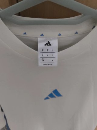 Camiseta Adidas Blanca con Rayas Azules