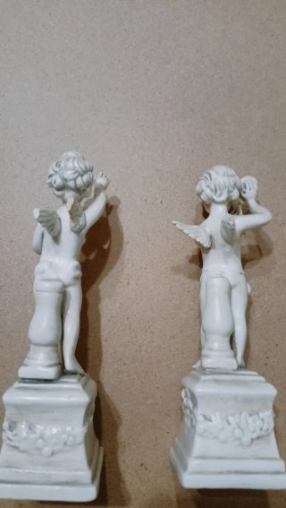 Coppie di putti in ceramica