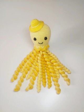 Pulpo de apego en crochet con sonajero Amigurumi