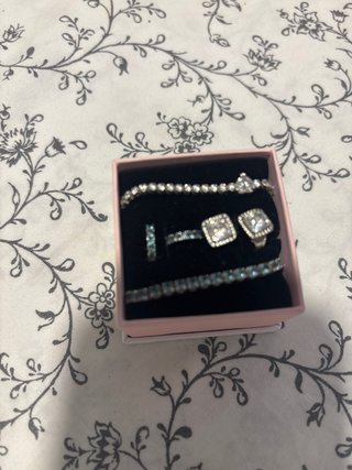Conjunto de Joyas: 2 Pulseras y 2 Pares de Aretes