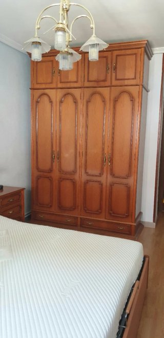 Armario de madera antiguo grande