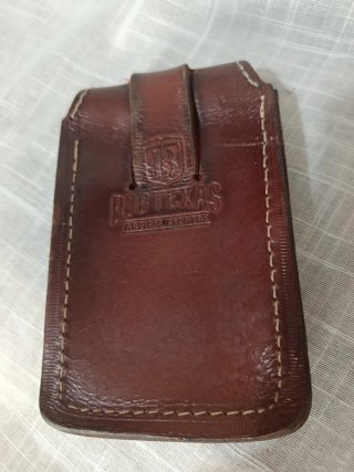 Cartera de cuero con medalla