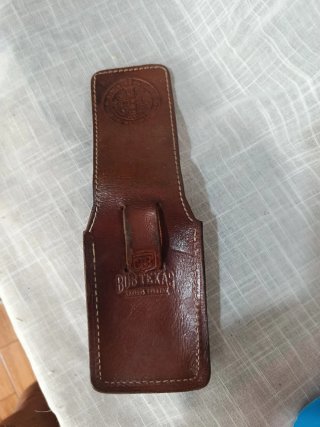 Cartera de cuero con medalla