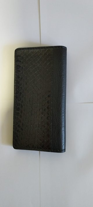 Cartera negra piel efecto serpiente